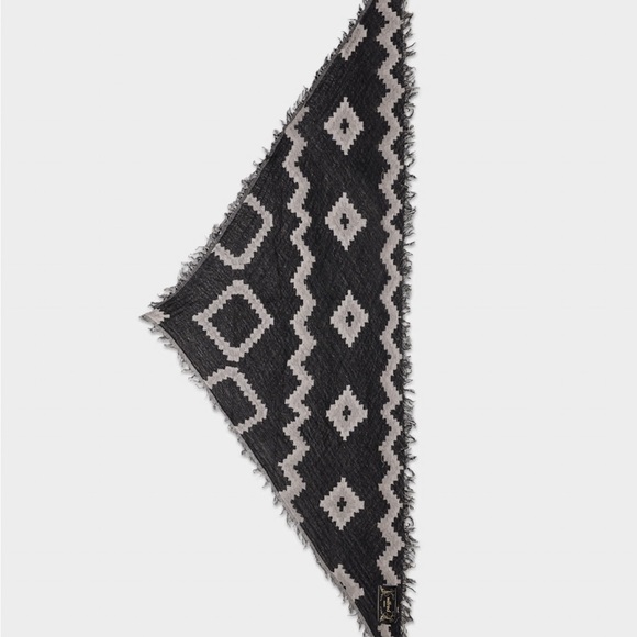 Aritzia triangle scarf - Picture 3 of 3